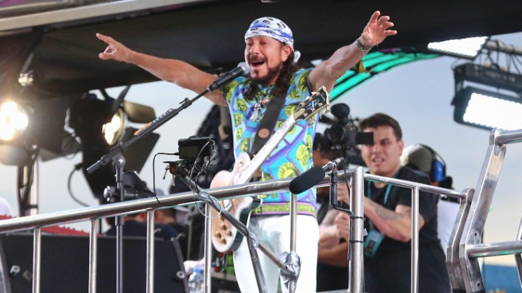 Bell Marques canta em trio elétrico em Salvador