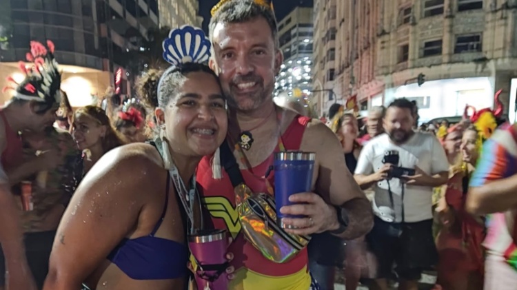 Lorrane e Fabio Malta foram curtir o Embaixadores da Folia