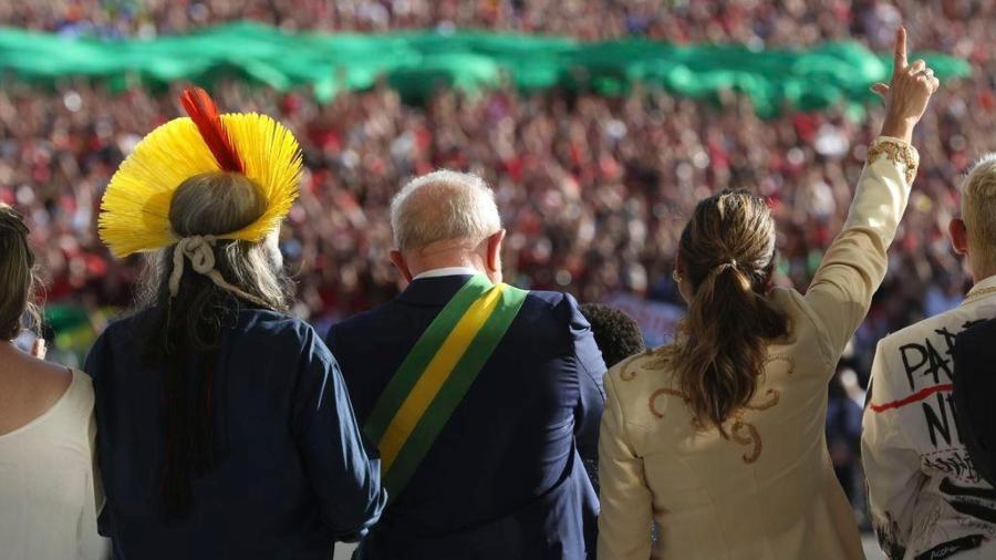 Lula entre o líder indígena Raoni e a primeira-dama Janja da Silva saúda o público após receber a faixa presidencial - Thania Rego/ABr