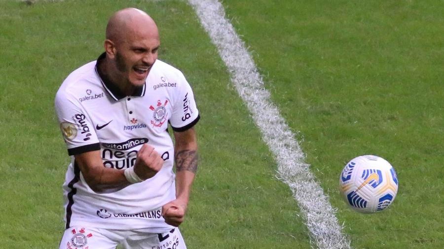 Fábio Santos comemora gol do Corinthians contra o América-MG no Independência - Fernando Moreno/AGIF