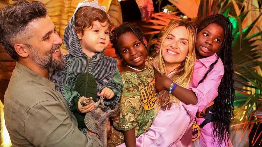 Giovanna Ewbank, Bruno Gagliasso e os filhos Titi, Bless e Zyan