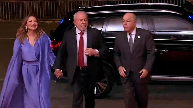Lula chega em um Mitsubishi Outlander ao coquetel no Itamaraty - Reprodução/TV Brasil - Reprodução/TV Brasil