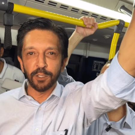 O prefeito de São Paulo, Ricardo Nunes, anda de ônibus para lançar gratuidade