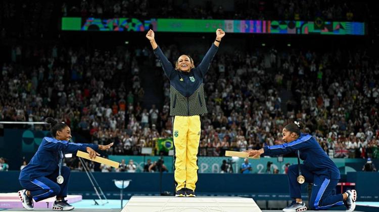 Biles e Jordan reverenciam Rebeca Andrade após o ouro