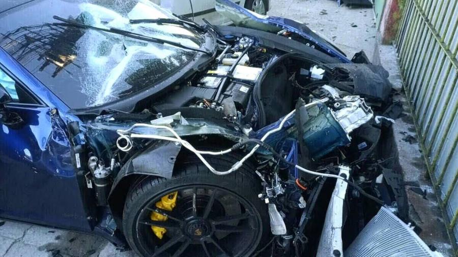 Porsche azul ficou com dianteira destruída após colisão com Sandero na avenida Salim Farah Maluf, em São Paulo 