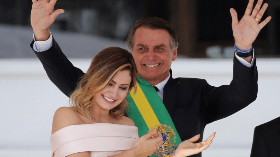 Em libras, Michelle Bolsonaro apresenta Jair Bolsonaro ao público durante a posse e ele agradece também em libras - Sergio Moraes/Reuters