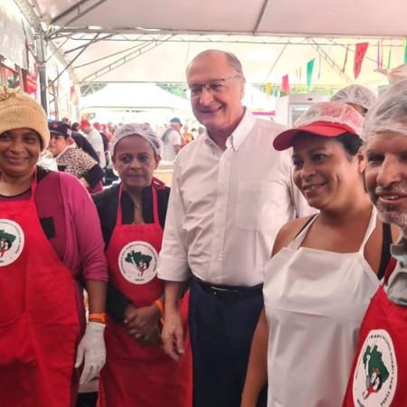 13.05.23 - O vice-presidente Geraldo Alckmin em visita à Feira da Reforma Agrária, do MST - Divulgação