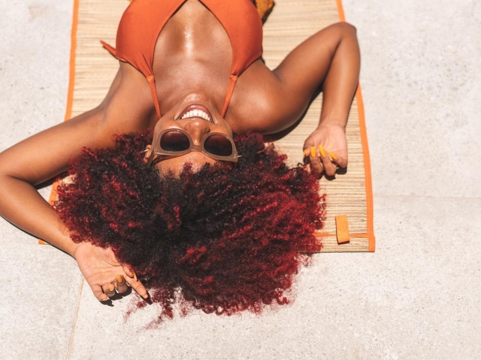 mulher-jovem-tomando-sol-verao