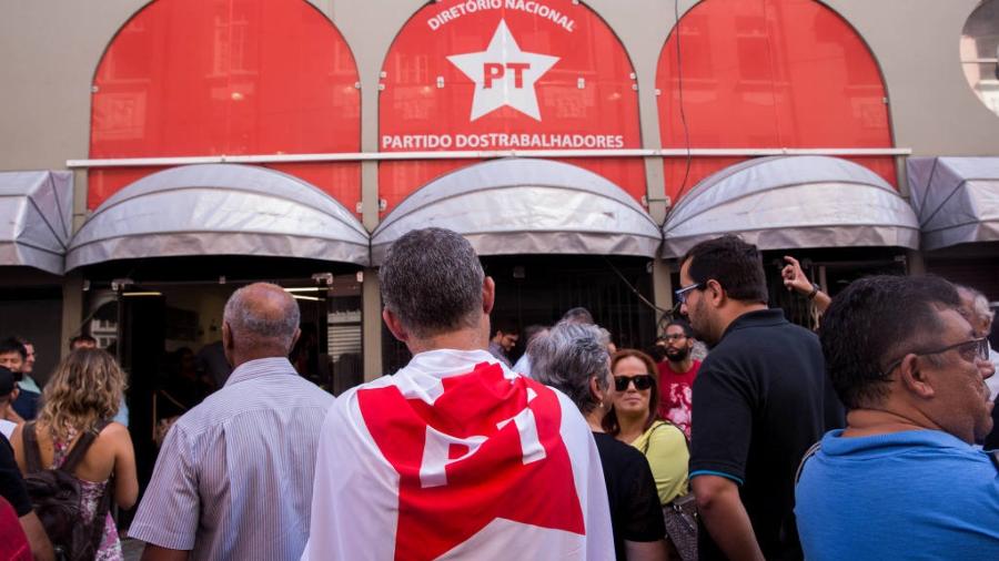 Manifestantes reunidos em frente à antiga sede nacional do PT, no centro de SP