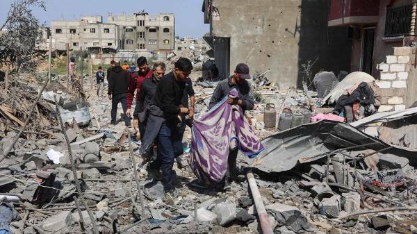 Corpo é retirado de escombros de residência em Gaza após bombardeio israelense