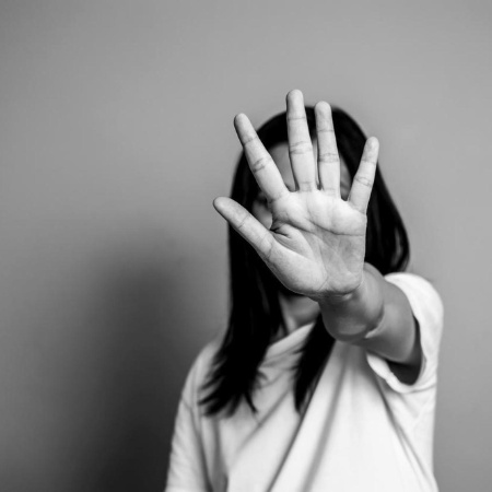 Vítimas de violência de gênero encontram amparo em grupos formado por advogadas, médicas, psicólogas e assistentes sociais - Getty Images/iStockphoto