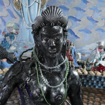 Escultura da Iemanjá negra, do artista plástico Rodrigo Siqueira, no altar da colônia de pescadores do Rio Vermelho - Cristian Carvalho / Divulgação