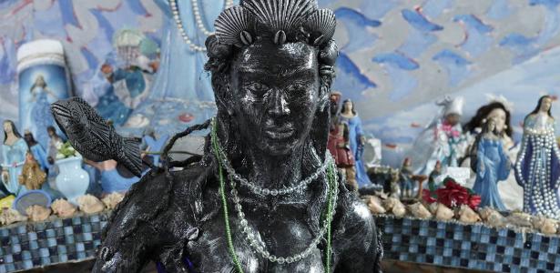 Escultura da Iemanjá negra, do artista plástico Rodrigo Siqueira, no altar da Colônia de Pescadores do Rio Vermelho