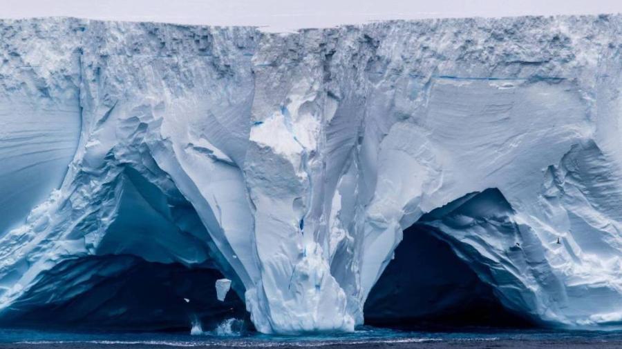 Iceberg A23a à deriva no oceano Antártico após se soltar da plataforma de gelo Larsen Iceberg A23a à deriva no oceano Antártico após se soltar da plataforma de gelo Larsen