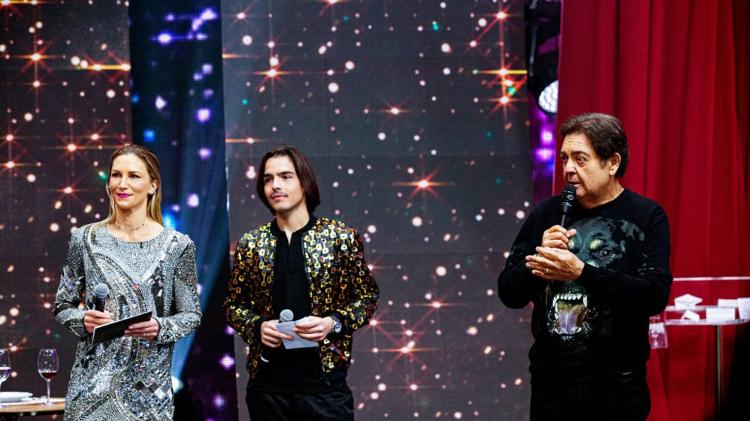 Anne Lottermann e João Guilherme Silva ao lado de Faustão - Rodrigo de Moraes 17.jan.22/Band - Rodrigo de Moraes 17.jan.22/Band