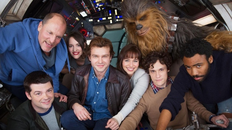 Elenco do filme sobre Han Solo posa reunido na primeira foto oficial do longa - Divulgação - Divulgação