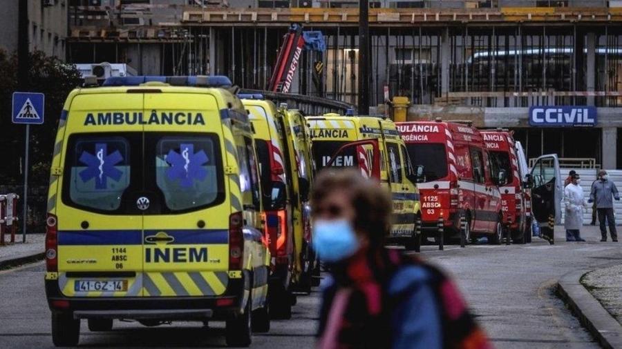 Fila de ambulâncias em um hospital de Lisboa ilustra as dificuldades vividas em Portugal - AFP