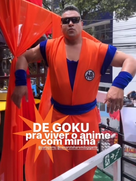 Xanddy fantasiado de Goku para o trio Pipoca Doce, em Salvador