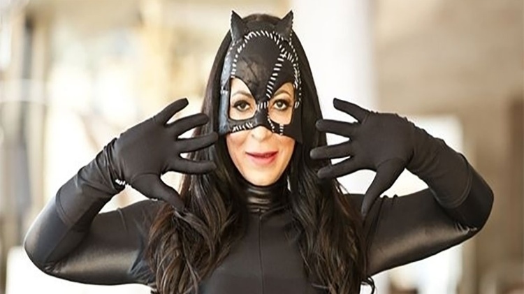 A empresária com a antiga fantasia de Mulher-Gato que a tornou famosa - Divulgação - Divulgação