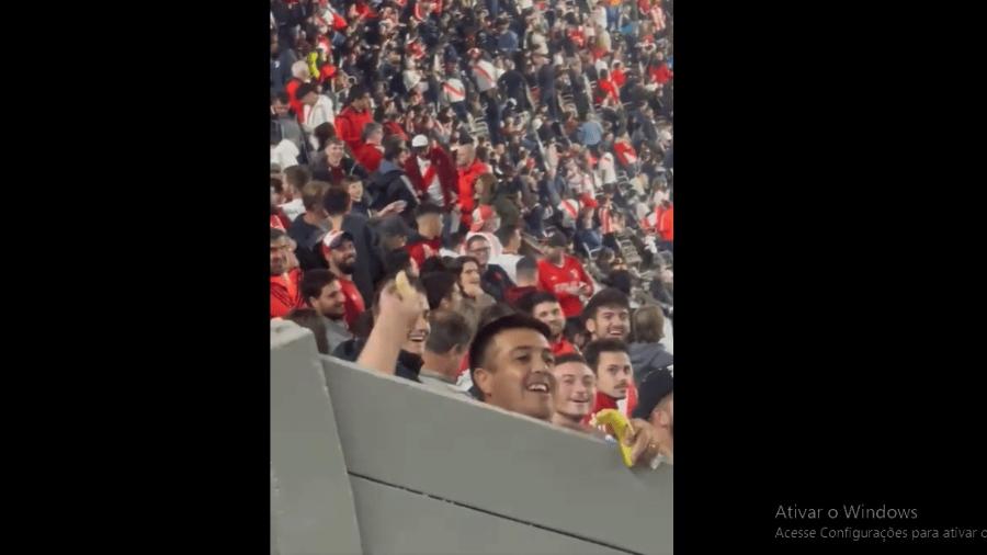 Um torcedor racista do River Plate foi flagrado jogando uma banana nos torcedores do Fortaleza que estavam no estádio para o jogo entre os times - Reprodução Web