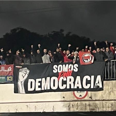 Grupo de torcedores do Corinthians acabam com bloqueio bolsonarista em São Paulo - Reprodução/Instagram