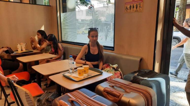 Bruna Muratori, jovem que mora em McDonald's no Rio com a mãe