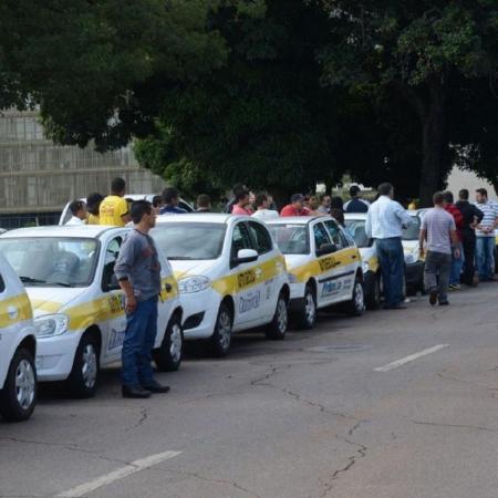 Carro de autoescola para o exame prático para tirar CNH