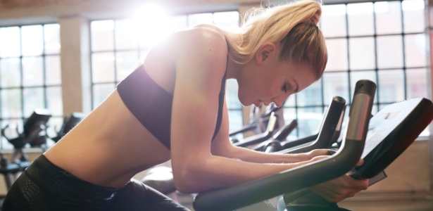 Mulher na bicicleta ergométrica - iStock - iStock