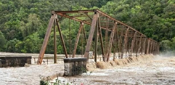 A ponte histórica de Nova Roma do Sul (RS) foi derrubada pela inundação provocada pelas chuvas