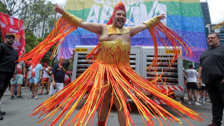 Tiago Abravanel mostra fantasia em abertura de bloco em São Paulo