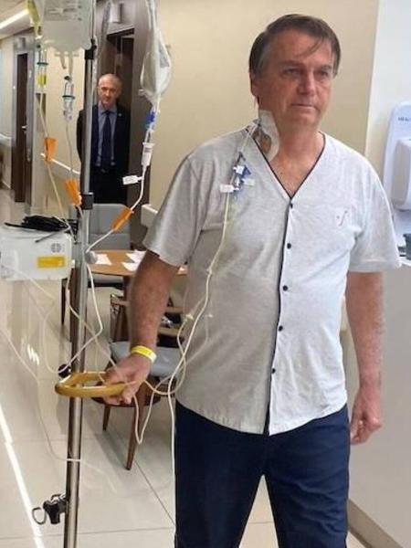 O presidente Jair Bolsonaro caminha durante internação em corredor do hospital Vila Nova Star - Reprodução/ Instagram @JairBolsonaro