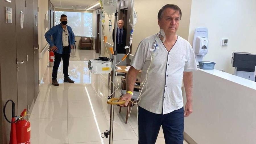 Foto mostra Bolsonaro caminhando em corredor do hospital Vila Nova Star durante sua internação em julho do ano passado - 17.jul.2021 - Reprodução/ Instagram @JairBolsonaro 