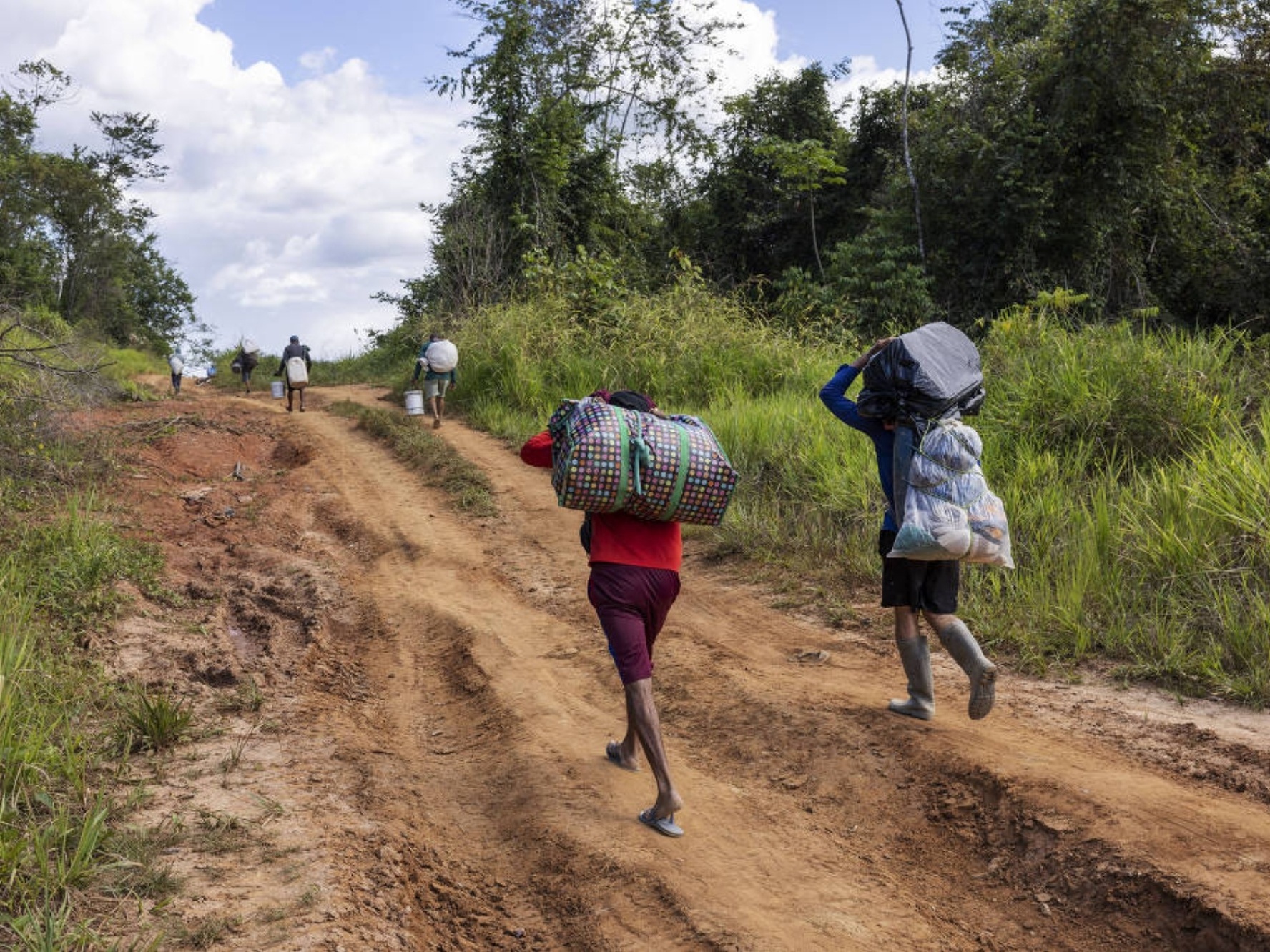 Garimpeiros pagam em ouro por fuga da Terra Yanomami: 'Tudo para ir embora'