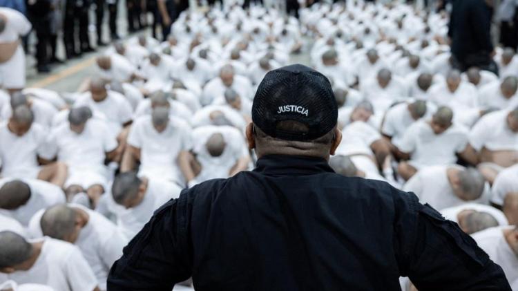 16.mar.2025 - 238 supostos membros do grupo criminoso venezuelano 'Tren de Aragua' foram presos em El Salvador 16.mar.2025 - 238 supostos membros do grupo criminoso venezuelano 'Tren de Aragua' foram presos em El Salvador