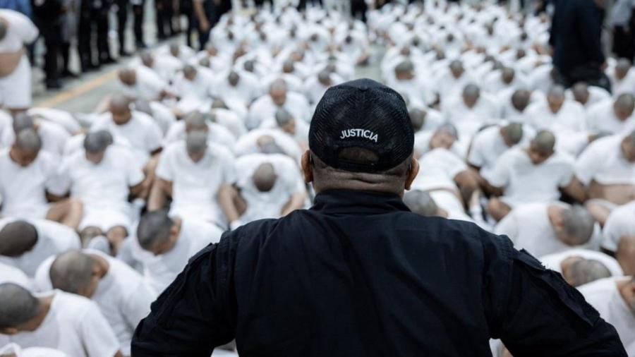 16.mar.2025 - 238 supostos membros do grupo criminoso venezuelano 'Tren de Aragua' foram presos em El Salvador 16.mar.2025 - 238 supostos membros do grupo criminoso venezuelano 'Tren de Aragua' foram presos em El Salvador