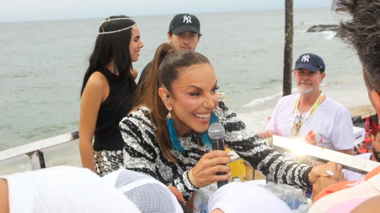 Ivete Sangalo cumprimenta convidado em seu trio elétrico, em Salvador