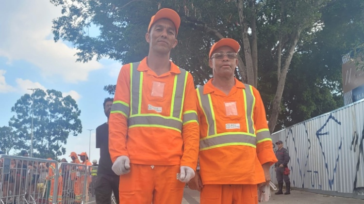 José Batista (à esq.), de 36 anos, e Armando Isídio (à dir.), de 60, trabalham juntos na limpeza de ruas após blocos