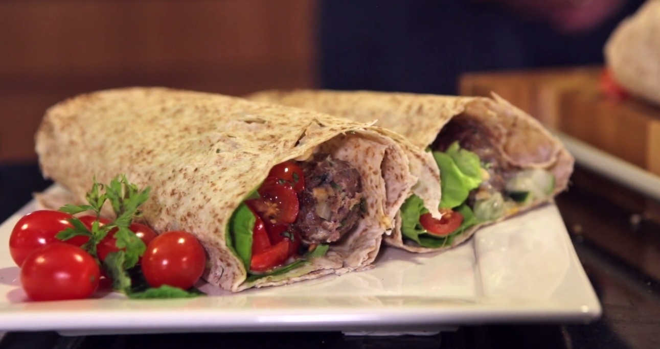 pão pita. ingrediente para fazer kebabs e burritos. meio bolo de