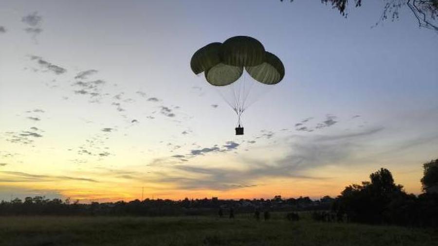 Fardo de mantimentos chega em paraquedas a uma das regiões isoladas no Rio Grande do Sul 