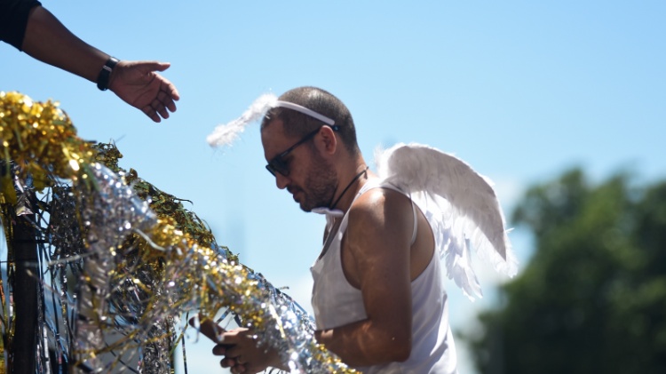 Homem se fantasia de anjo no Bloco Cordão do Boitatá, no Rio