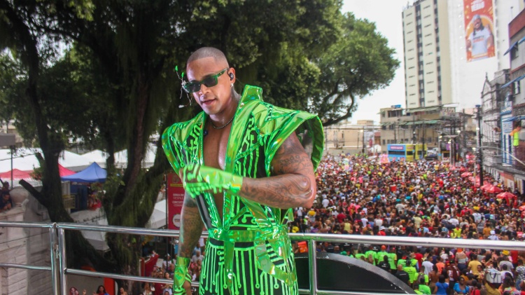 Leo Santana em trio elétrico no Circuito Campo Grande, em Salvador