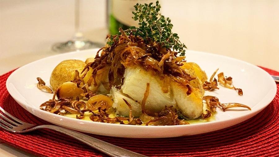 Bacalhau com shimeji crocante e batatas ao murro do cozinheiro Kaito Casagrandi, do @napanelacomkaito  - Reprodução/@napanelacomkaito