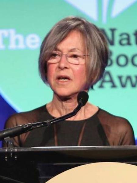 Louise Glück discursa no evento do National Book Awards de 2014, em Nova York - Robin Marchant/AFP