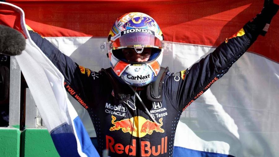 Max Verstappen exibe a bandeira da Holanda após vencer a prova disputada no circuito de Zandvoort  - Keenzo Tribouillard - 5.set.21/AFP