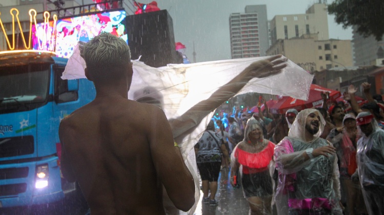 Foliões tomam chuva no Bloco da Rainha, em São Paulo