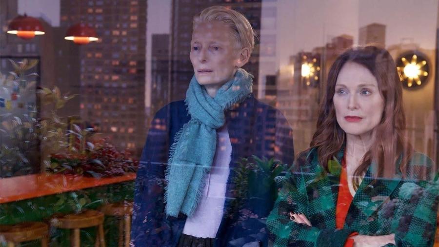 Tilda Swinton e Julianne Moore em cena de 'The Room Next Door', filme de Pedro Almodóvar