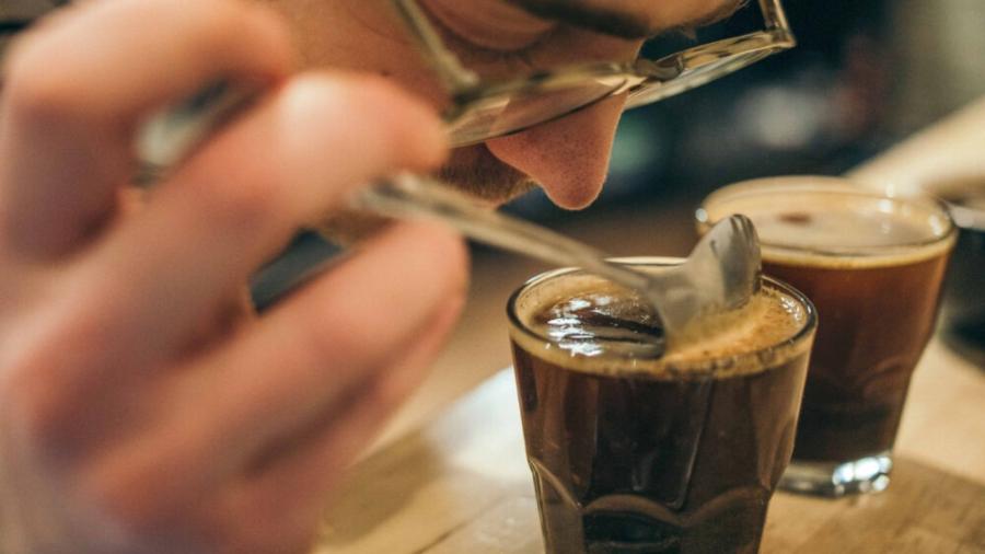Segundo a Whole Foods Market's Trends 2024, pessoas devem procurar cafés com menos cafeína, que causa agitação