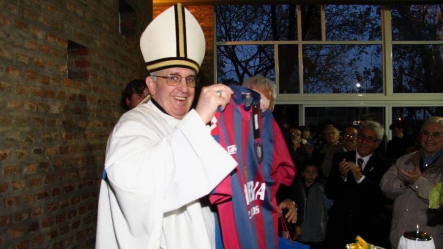 Papa Francisco, então como cardeal de Buenos Aires, posa com a foto do San Lorenzo Papa Francisco, então como cardeal de Buenos Aires, posa com a foto do San Lorenzo