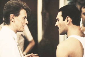 Freddie Mercury conversa com David Bowie, um dos colaboradores do Queen na faixa "Under Pressure" - Reprodução/YouTube