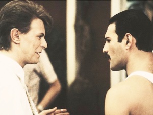 Freddie Mercury conversa com David Bowie, um dos colaboradores do Queen na faixa "Under Pressure" - Reprodução/YouTube - Reprodução/YouTube